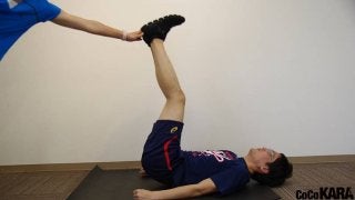 妻アスリートが会社員旦那に課す鬼トレ　～バランスボールに脚を載せたプランクで脚を前後に動かす 編～