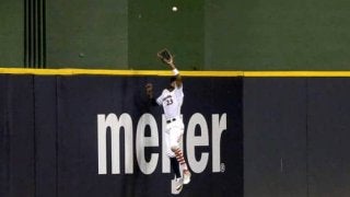 【MLB】ブ軍外野手が“本塁打強奪”捕球　「なんてこった」のスーパーキャッチ！