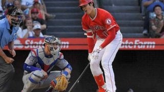 【MLB】大谷翔平、右膝に自打球直撃で苦悶の表情も軽症強調　「大丈夫だと思う」