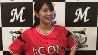 タレントの稲村亜美がZOZOマリンで始球式も…球速計測不能の大暴投