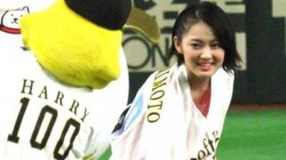 笑顔が弾ける　東京Dで女優・吉本実憂がトルネード投法で始球式「悔しい」
