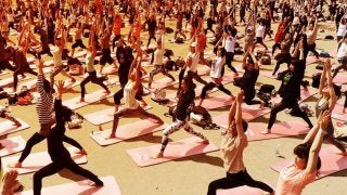 レインボーブリッジの夕陽を見ながらヨガ！「SUNSET YOGA」開催