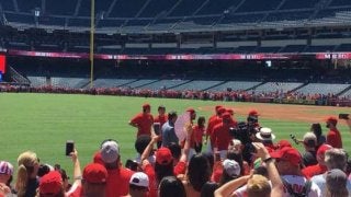 【MLB】大谷翔平が“大ファンサービス“に参加　写真撮影会で絶大な人気「オータニ！」