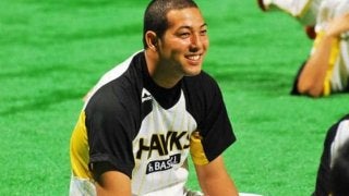 ホークス加治屋、気合いの丸刈り「一からやり直すつもりで」　五十嵐「いいね」