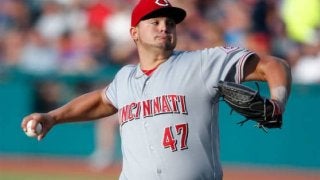 【MLB】実況も思わず「オーマイグッドネス！」　レッズ右腕の気合十分“素手キャッチ”