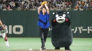 石原さとみが始球式で「二段モーション」を披露