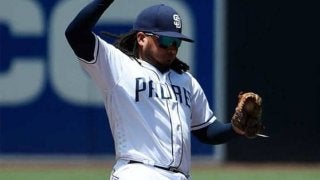 【MLB】パドレス遊撃手が驚愕の“膝立ち大遠投”の美技　ファン熱狂「桁違い」「別次元」