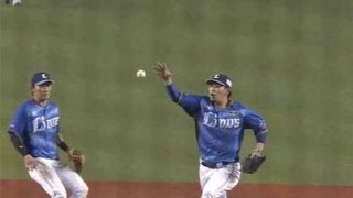 球場が沸いた西武・浅村の超絶プレー！　素手キャッチ→ランニングスロー
