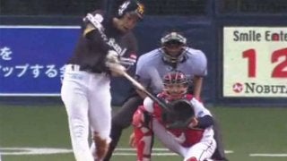 ソフトバンク柳田が超特大26号2ラン！　右中間最上段へリード広げるアーチ