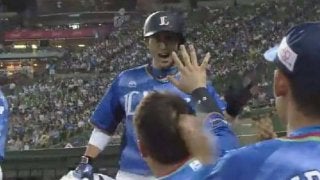 西武外崎が痛烈アップルパンチ！　4回に17号ソロで試合を振り出しに戻す