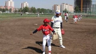 少年の勇気から始まったモンゴル野球　日本と横綱の支援で進む野球普及の道