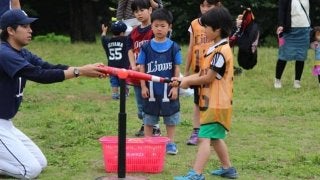 西武ライオンズが 「親子で楽しめるキャッチボール体験イベント」開催