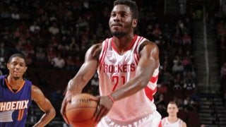 『下手投げフリースロー』の名手、チナヌ・オヌアクがキャンプ契約を勝ち取る