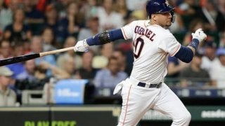 【MLB】美技から一転、大爆笑に…　グリエルの“ネットキャッチ”に「網で捕らえた魚」