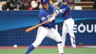 韓国プロ野球の強打者が“ノールック背面バット投げ”　全米を驚かせる!?