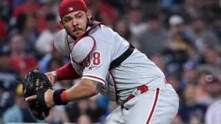 【MLB】本塁後方から球速148キロの“鬼肩”…フィリーズ捕手の「危険」な送球が凄い