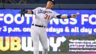 【MLB】ド軍外野手が粋な“ファンサービス”!?　背走好捕→男性とグータッチ「いい男」