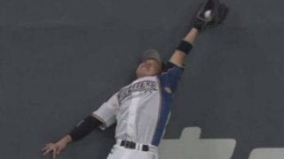 日本ハム近藤が圧巻の美技！　ジャンプ一番、臀部から着地もボール離さず