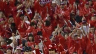 広島東洋・新井が激走！「2塁を回った時、足を滑らせないように」球団最年長三塁打！