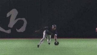 オリックス宗が華麗なダイビングキャッチ　捕球後2回転もボール離さず