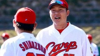 広島、引退表明の新井が歓喜の胴上げ　「最後は自分のところに飛んで来い」