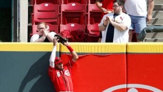 【MLB】ジャンプ交錯もがっちり捕球　名中堅手の美技にファン「ビリーは落とさない」
