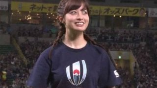 笑顔が眩しい　女優・橋本環奈さんが始球式で豪快フォーム披露