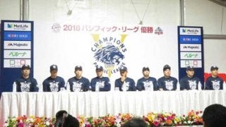 西武、歓喜のビールかけ　亡き森コーチも“参加”し喜び分かち合う