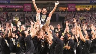 鷹サファテ、引退試合で2安打の本多を労う「そこにいたかったよ」