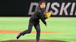 西野朗氏がCS初戦始球式　異例の前日練習行い「1球投げてみたいと思っていた」