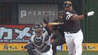 西武森が初回に交代のアクシデント、左手首に鷹デスパイネのバットが当たる