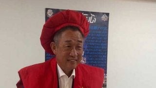 還暦の西武辻監督、赤いちゃんちゃんこでくじ引き“勝利”願う「左手で引く」