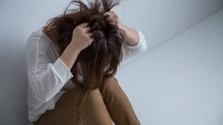 すぐ泣く、涙が出る人必見！ひょっとするとうつ病の初期症状かも…