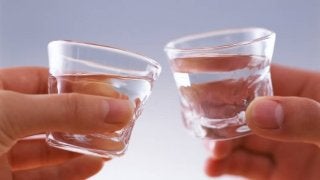 飲めば飲むほど強くなるはウソ！？アルコールを分解する仕組み