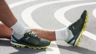 ソフトな着地とパワフルな蹴り出しが特徴のランニングシューズ「クラウドサーファー」発売