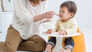 栄養士が解説！5か月からの離乳食のステップ