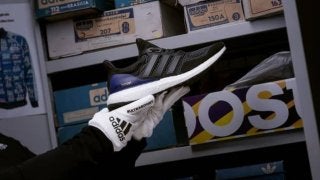 アディダス「UltraBOOST」初期モデルのブラック×ダークパープルを復刻