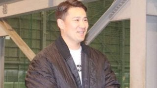 田中将大が恒例の古巣訪問で平石新監督にエール　「1つでも多く勝ってほしい」