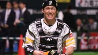 “甲斐キャノン”のベース越え、中村晃の秘打…　18年珍プレー集【ホークス編】