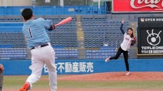 美しき「野球女子」坪井ミサトが笑顔で魅了　岩村氏との1打席対決に勝利