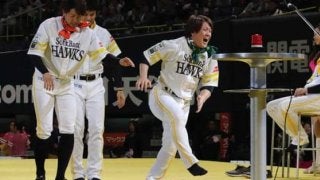 “甲斐キャノン”が苦悶の表情　ファンフェスで足つぼマットに悶絶