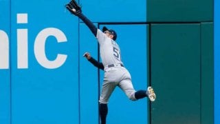 イチローの本塁打“強奪”で幕開け…MLB公式の2018年フェンス際美技集が凄い