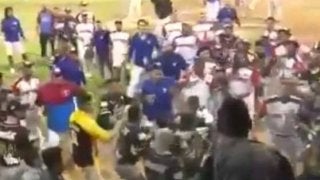 ウインターリーグで起きた“大乱闘”が超過激！　衝撃映像にファンあ然「なんてこった」