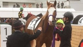 土曜中山６Ｒ新馬は５番人気の伏兵・トーアシオンが逃げ切り勝ち