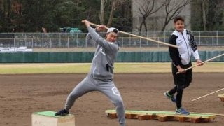 鷹・武田、“珍”トレで復活へ「3種の神器」はギプス、手づくり踏み台＆平均台