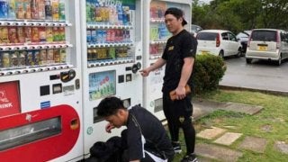 気配りの“甲斐キャノン”　沖縄自主トレ公開、集まった報道陣全員に差し入れ