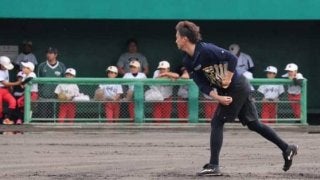 鷹・東浜が子どもたちに“神対応”　捕手後方“特等席”から投球練習を見学