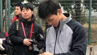 ロッテ新人が寒空の下で“即席サイン会”　藤原「こういうことも大事にしたい」