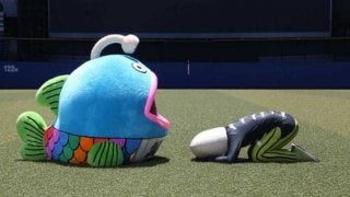 ロッテ「謎の魚」が新加入レアード歓迎も…「私を寿司ネタにするのはやめてね」
