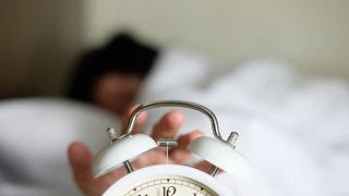 「仕事中も眠い」。睡眠に不満を持つビジネスパーソン、7割超えという結果に